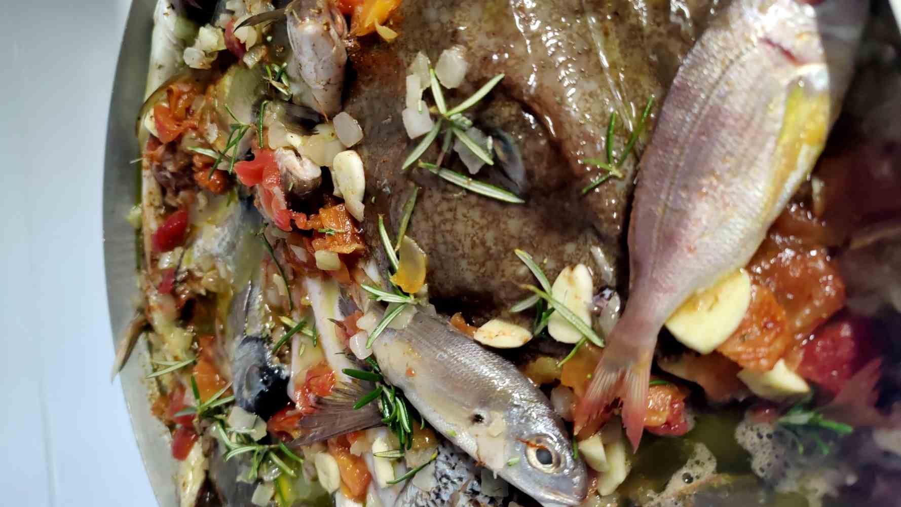 Vente directe de poisons sauvages Agay Saint Raphael.Vente de poissons sauvages frais directement aux particuliers.Pêche artisanale et vente de poisson frais à Agay Saint Raphael Var.Poissonnerie d'Agay Saint Raphael. 